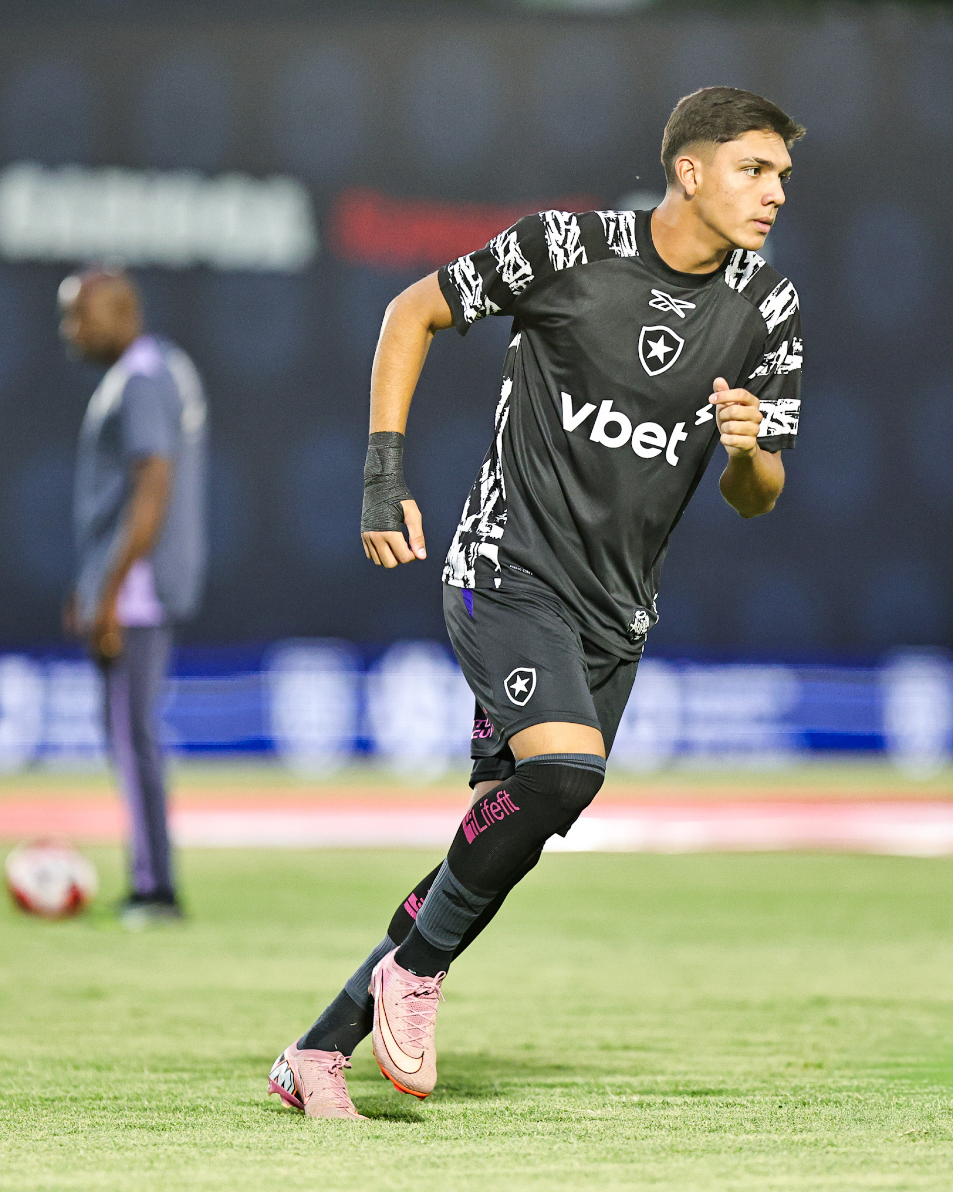 Arthur Izaque em aquecimento do Botafogo