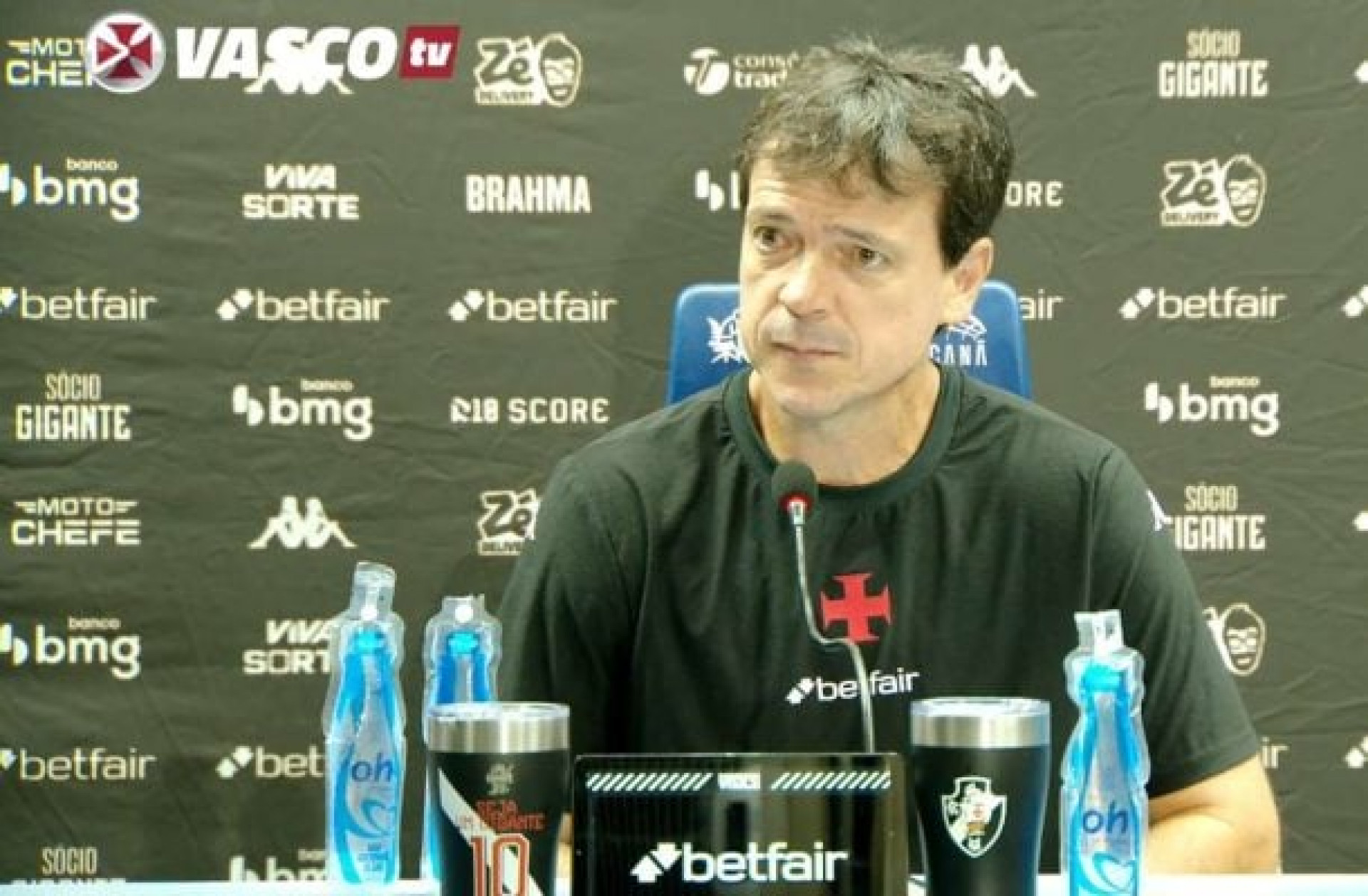 Coletiva de Fernando Diniz no Vasco tem cena inusitada com barata; veja v&iacute;deo