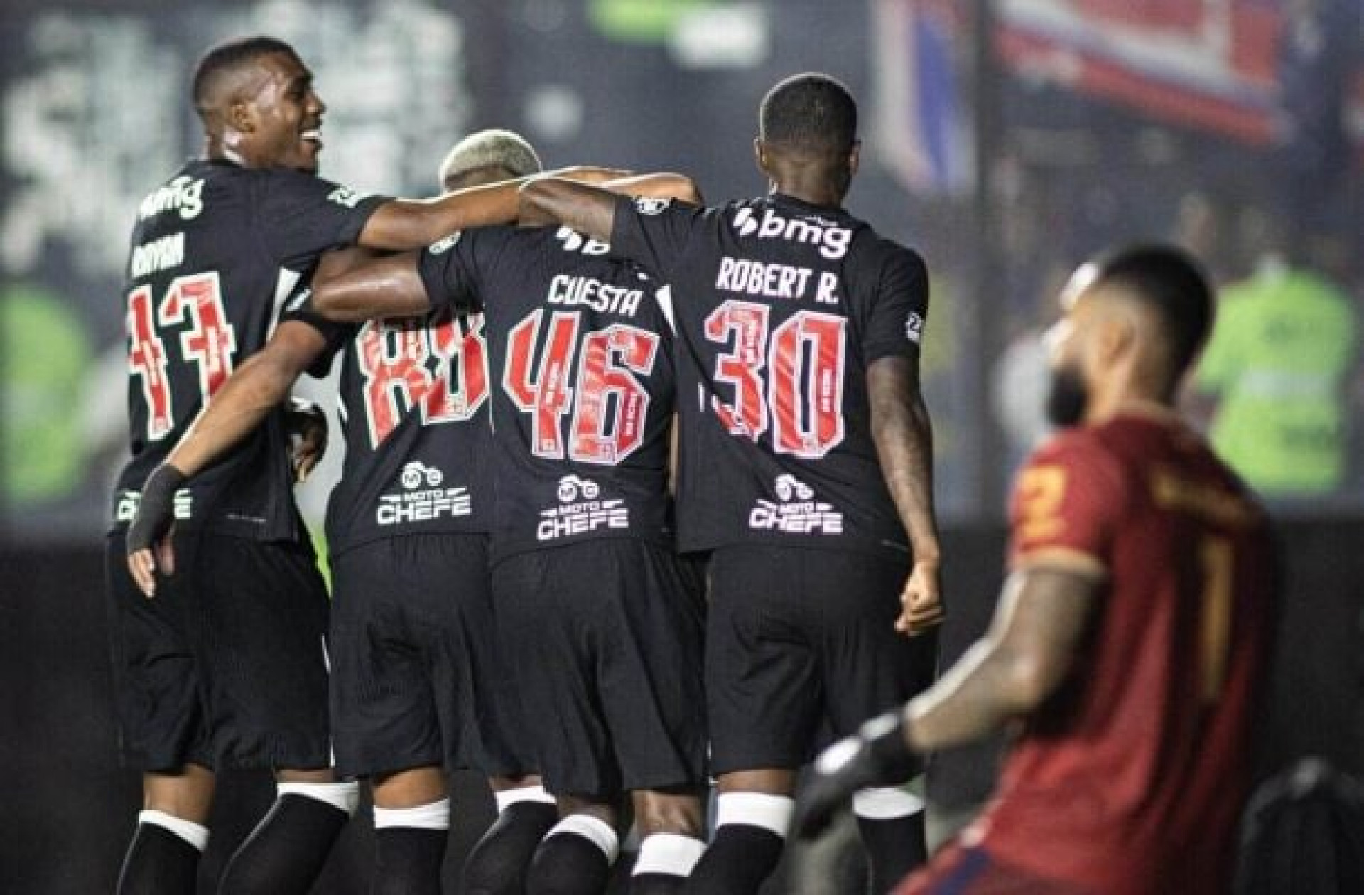 Cuesta faz coro a Diniz e pede perman&ecirc;ncia de Rayan no Vasco