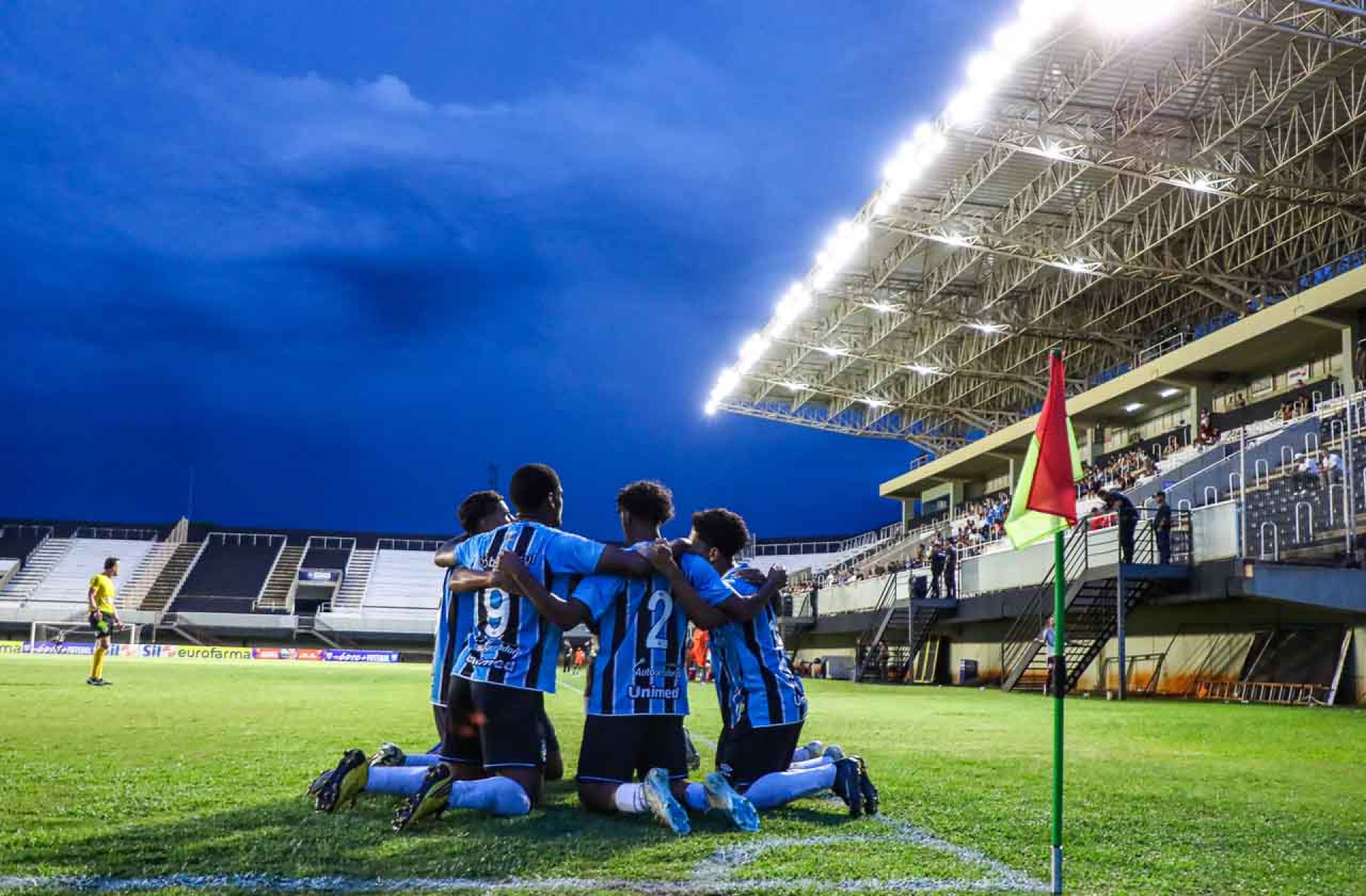 Gr&ecirc;mio avan&ccedil;a &agrave;s quartas com goleada e mant&eacute;m sonho do t&iacute;tulo in&eacute;dito da Copinha