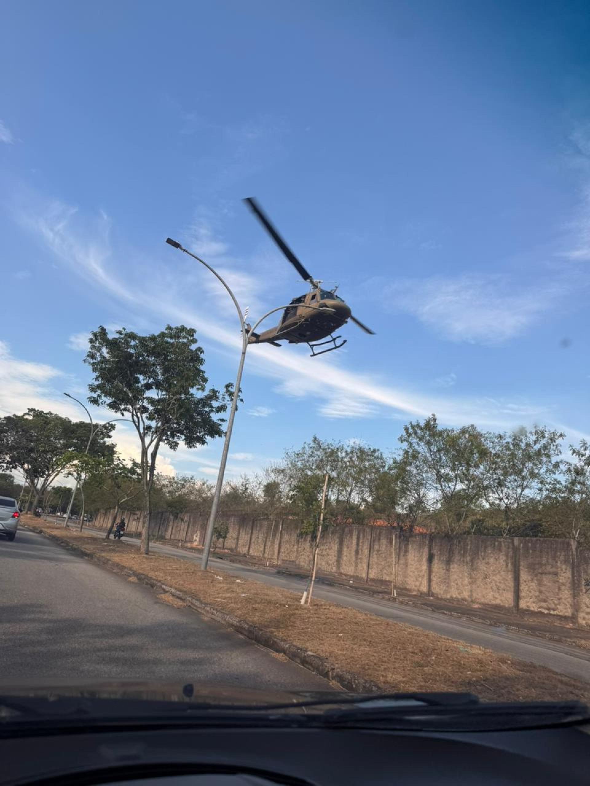 Helicóptero sobrevoou área próximo à comunidade do Barbante, na Ilha do Governador - Reprodução / Redes Sociais