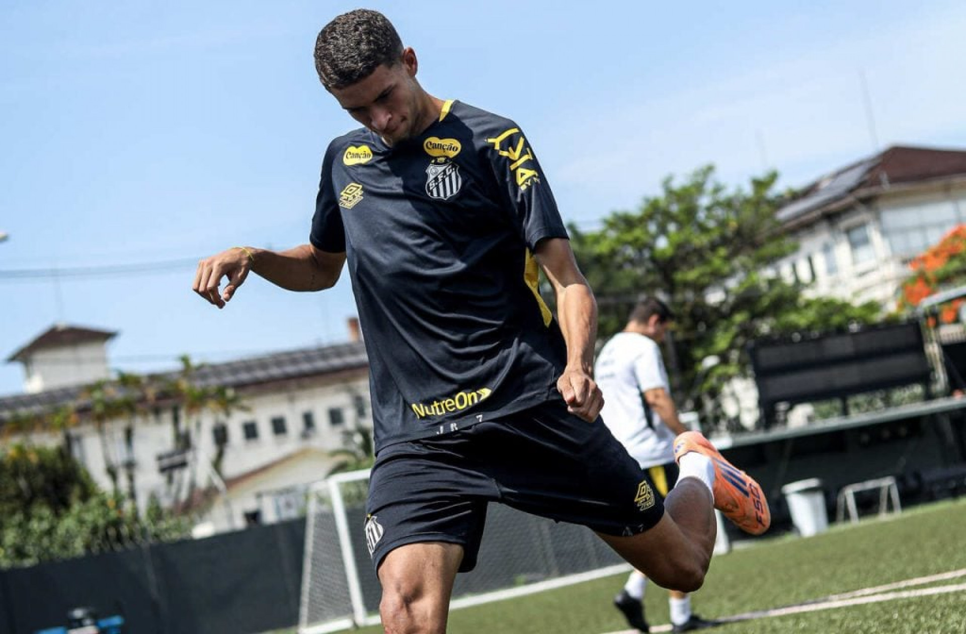 Santos aposta em lateral da base e n&atilde;o ir&aacute; ao mercado ap&oacute;s sa&iacute;da de Souza