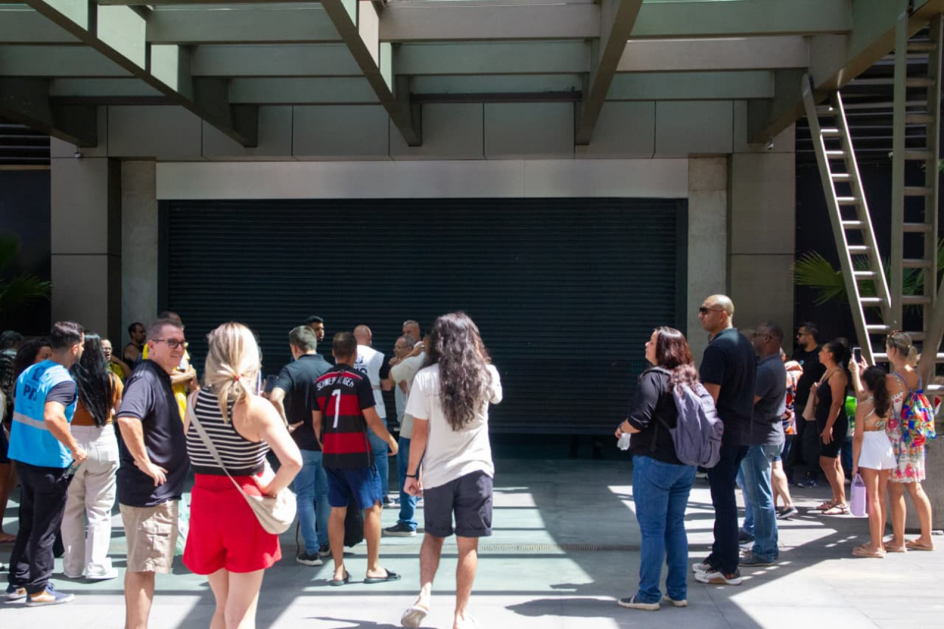 Com reabertura prevista para às 10h, clientes já aguardavam para entrar no Shopping Tijuca antes - Érica Martin/Agência O Dia