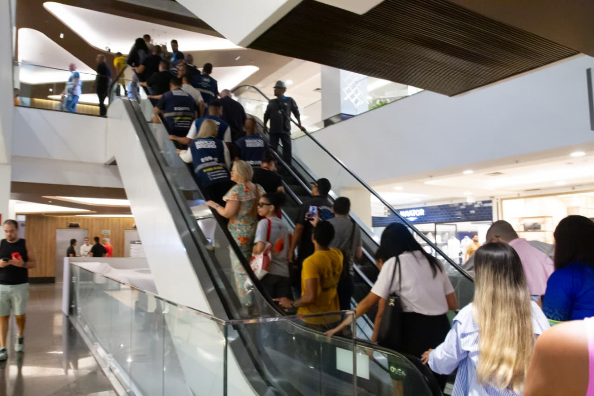Equipes da Subprefeitura da Grande Tijuca circularam pela shopping durante reabertura - Érica Martin/Agência O Dia