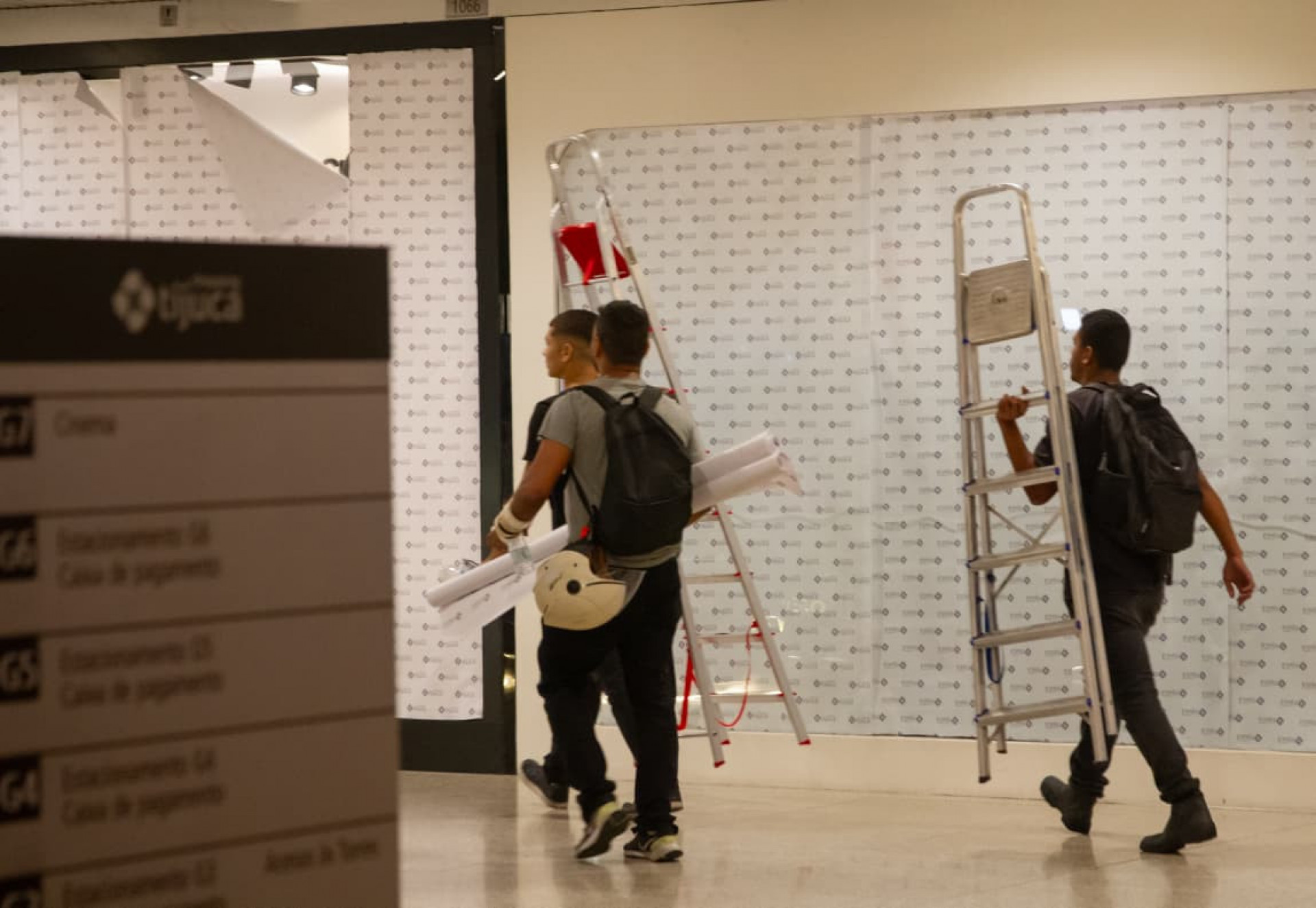 Funcionários circulam pelo Shopping Tijuca com equipamentos de manutenção - Érica Martin/Agência O Dia