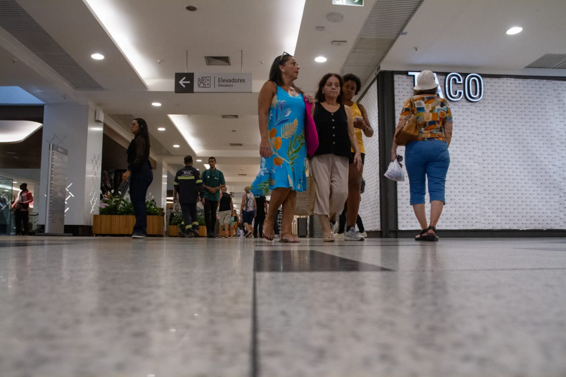Clientes voltaram ao Shopping Tijuca nesta sexta-feira - Érica Martin/Agência O Dia