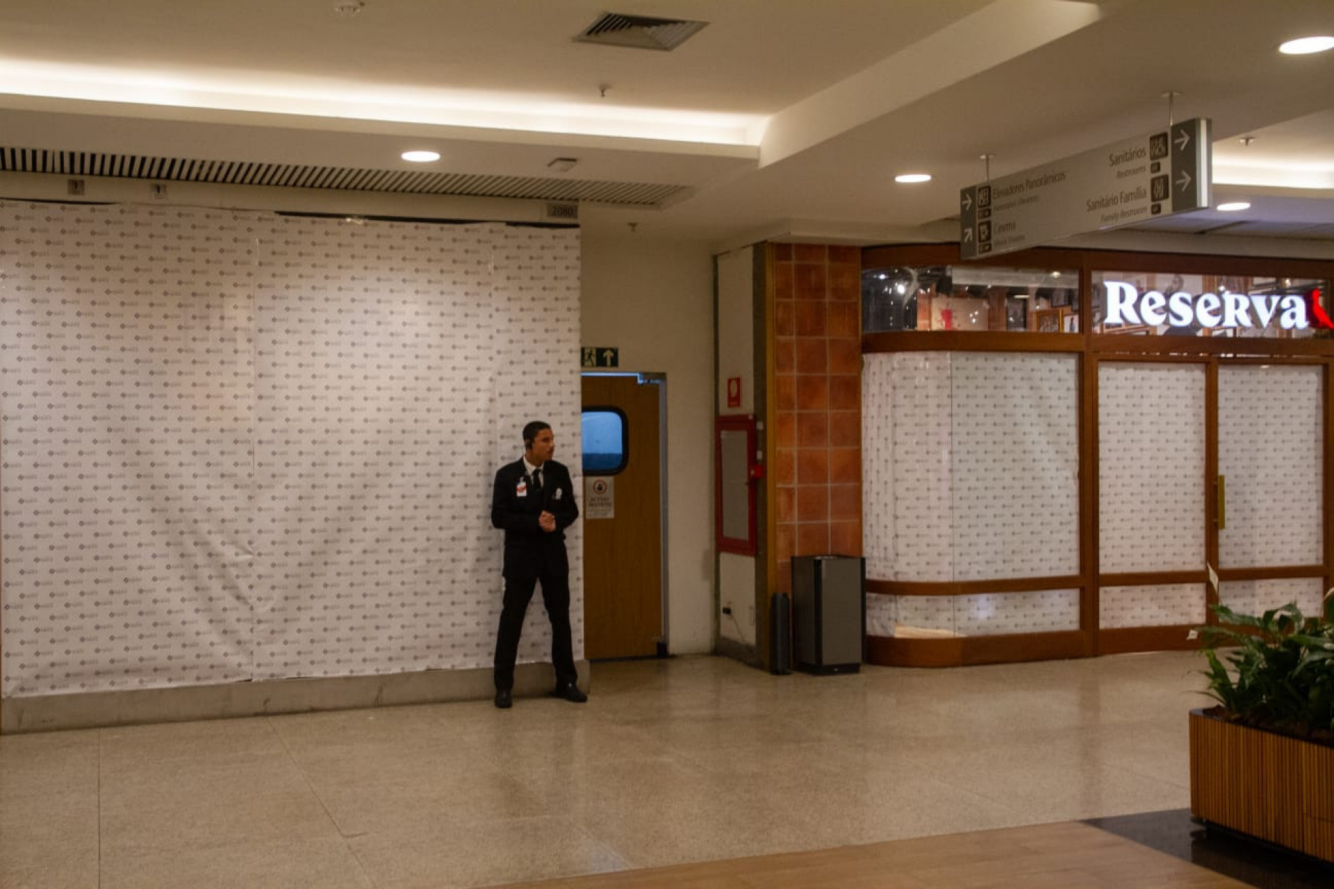 Mesmo com reabertura, algumas lojas do Shopping Tijuca permaneceram fechadas - Érica Martin/Agência O Dia