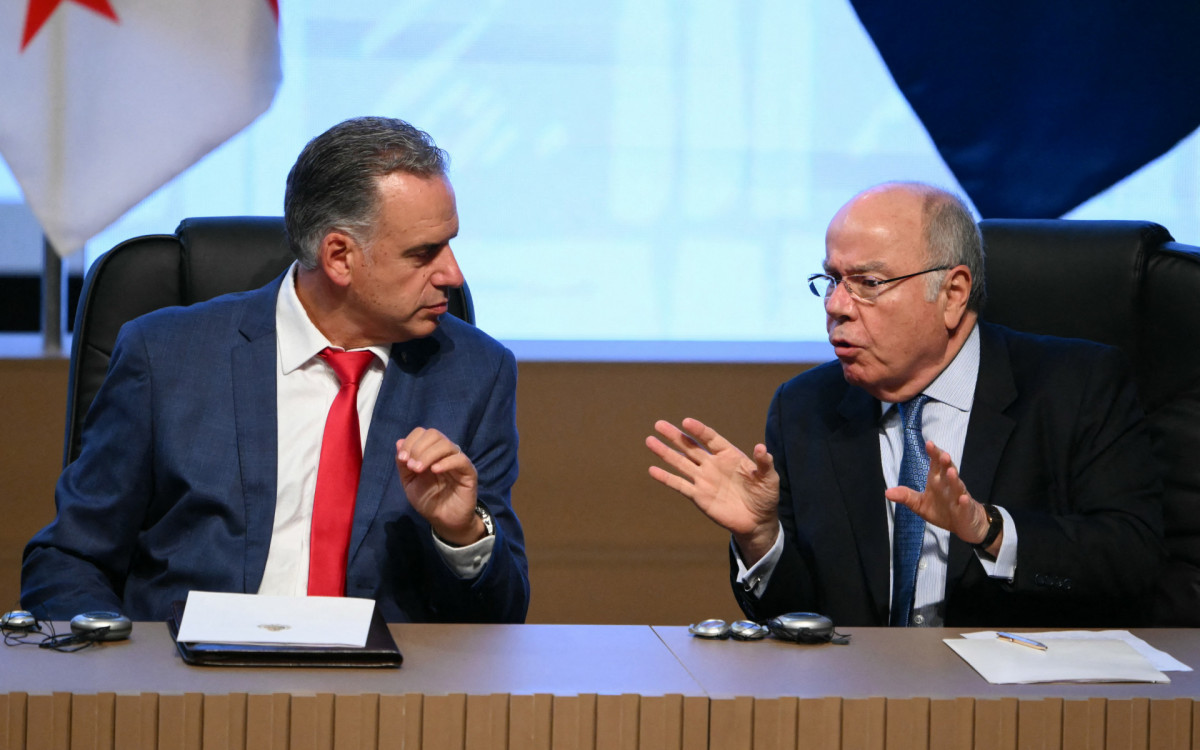 Presidente do Uruguai, Yamandu Orsi, e o ministro das Relações Exteriores do Brasil, Mauro Vieira - AFP