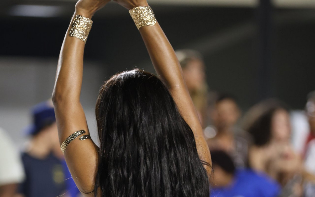 Mayara Lima ensaia no setor 11 da Sapuca&iacute;