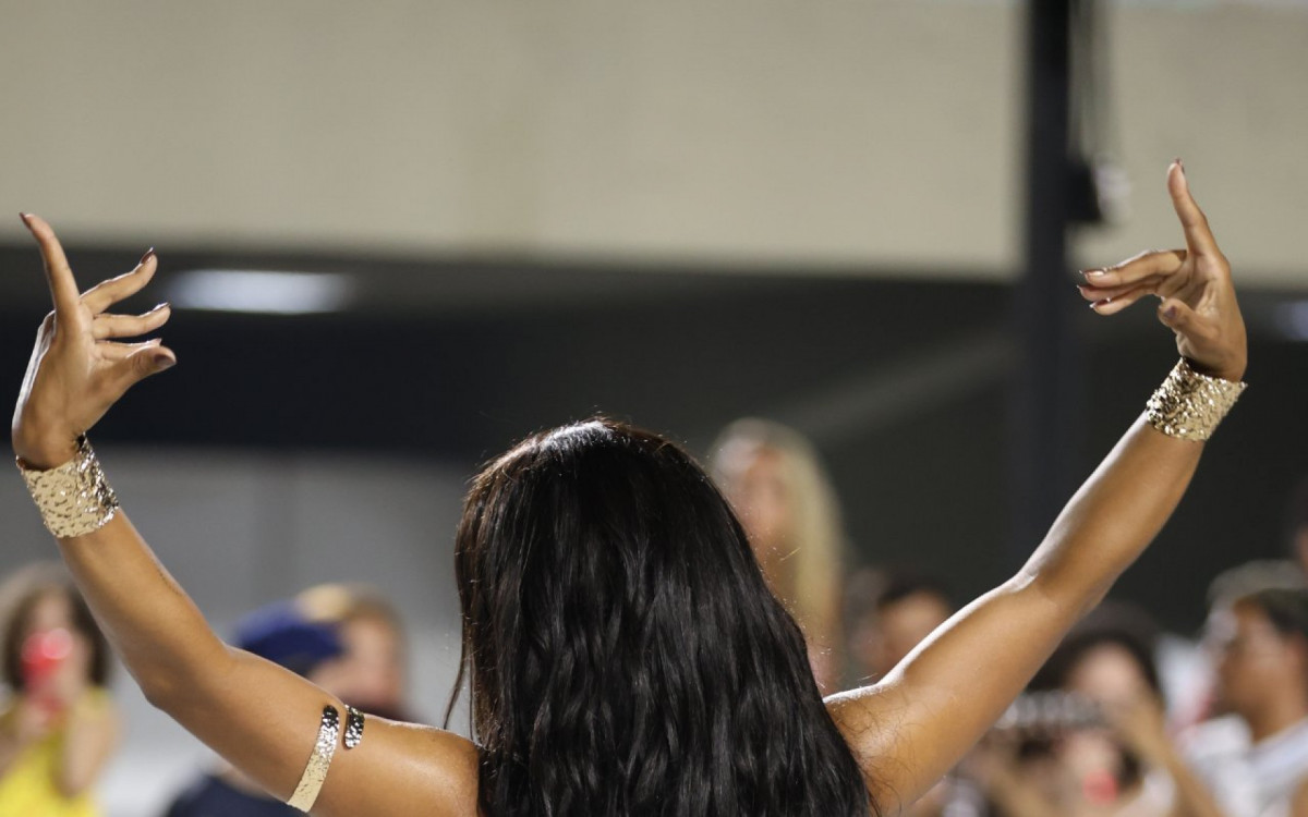 Mayara Lima ensaia no setor 11 da Sapuca&iacute;