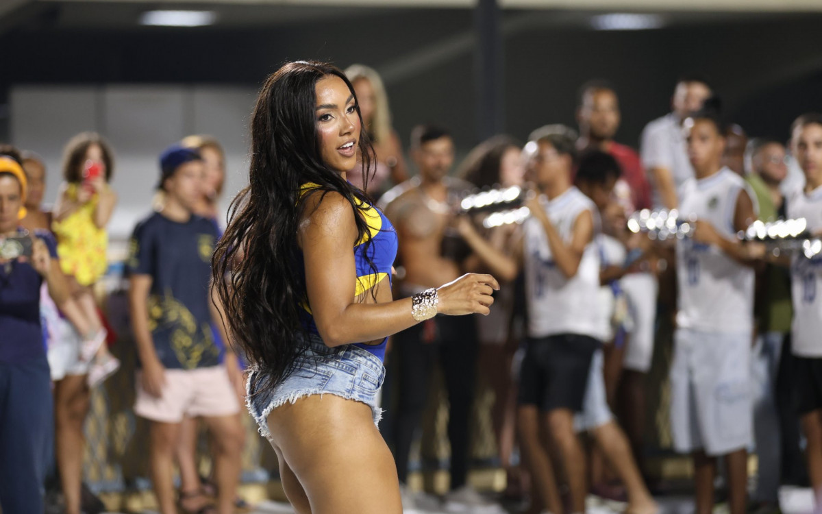 Mayara Lima ensaia no setor 11 da Sapuca&iacute;