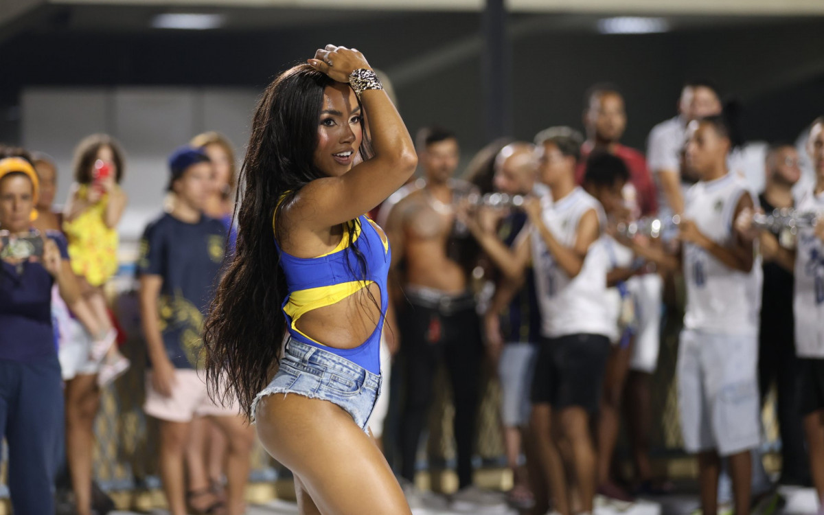 Mayara Lima ensaia no setor 11 da Sapuca&iacute;