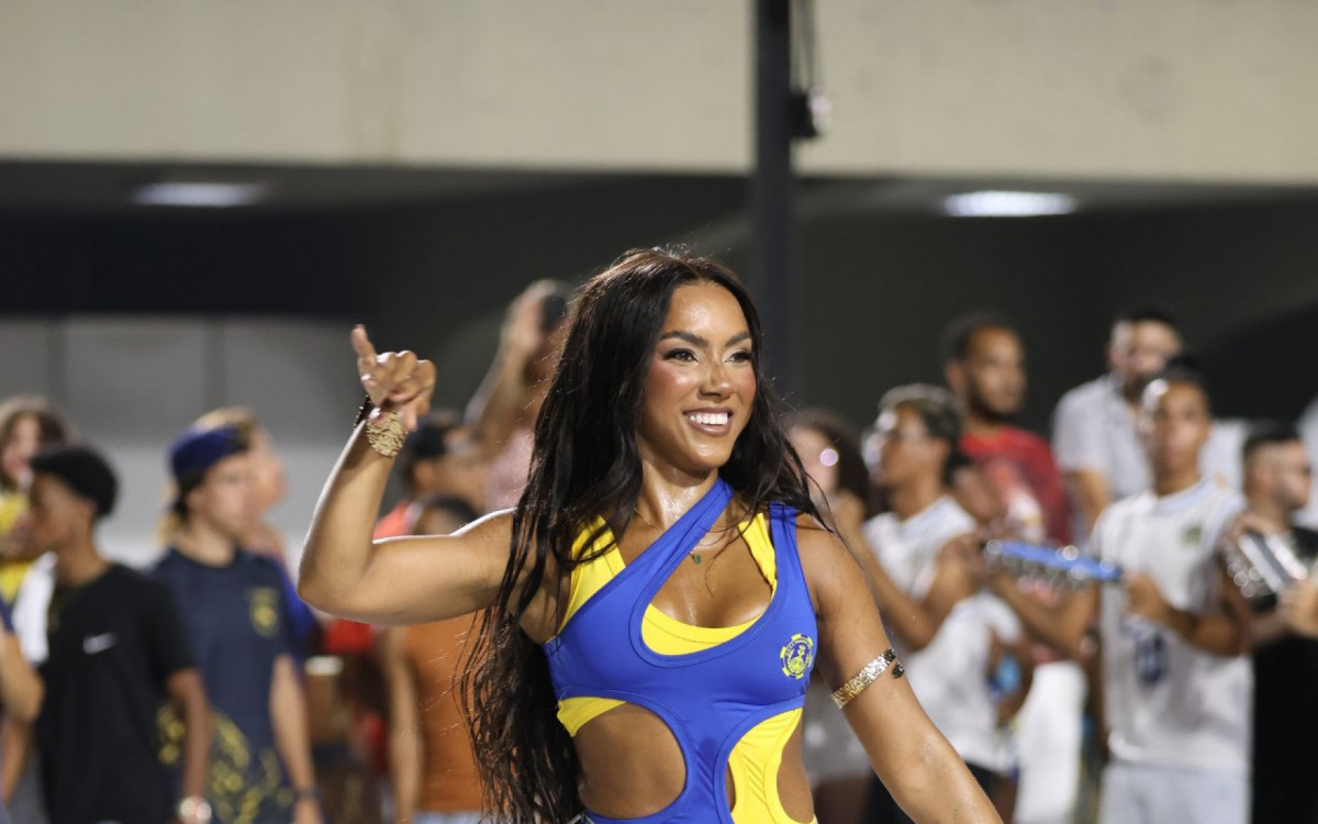 Mayara Lima ensaia no setor 11 da Sapuca&iacute;