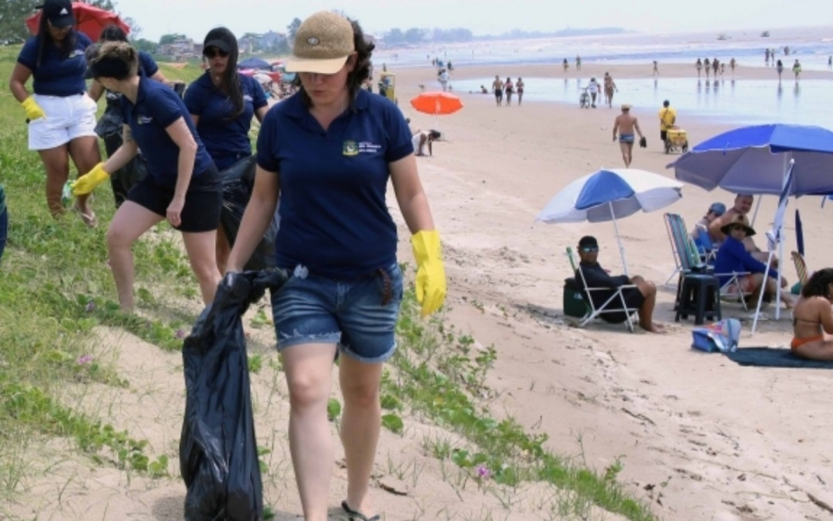   Verão do seu jeito  com conscientizao para garantir praias limpas | São Francisco