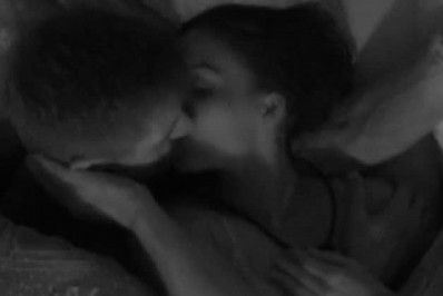 'BBB 26': Jonas Sulzbach e Maxiane dividem cama após beijo em festa e clima esquenta