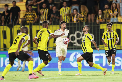 Com um a menos desde o início, Flamengo perde de três e pressiona elenco principal