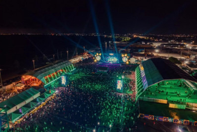 Com 30 mil pessoas, Festival de Verão de Cabo Frio começa em clima de grande sucesso e shows marcantes