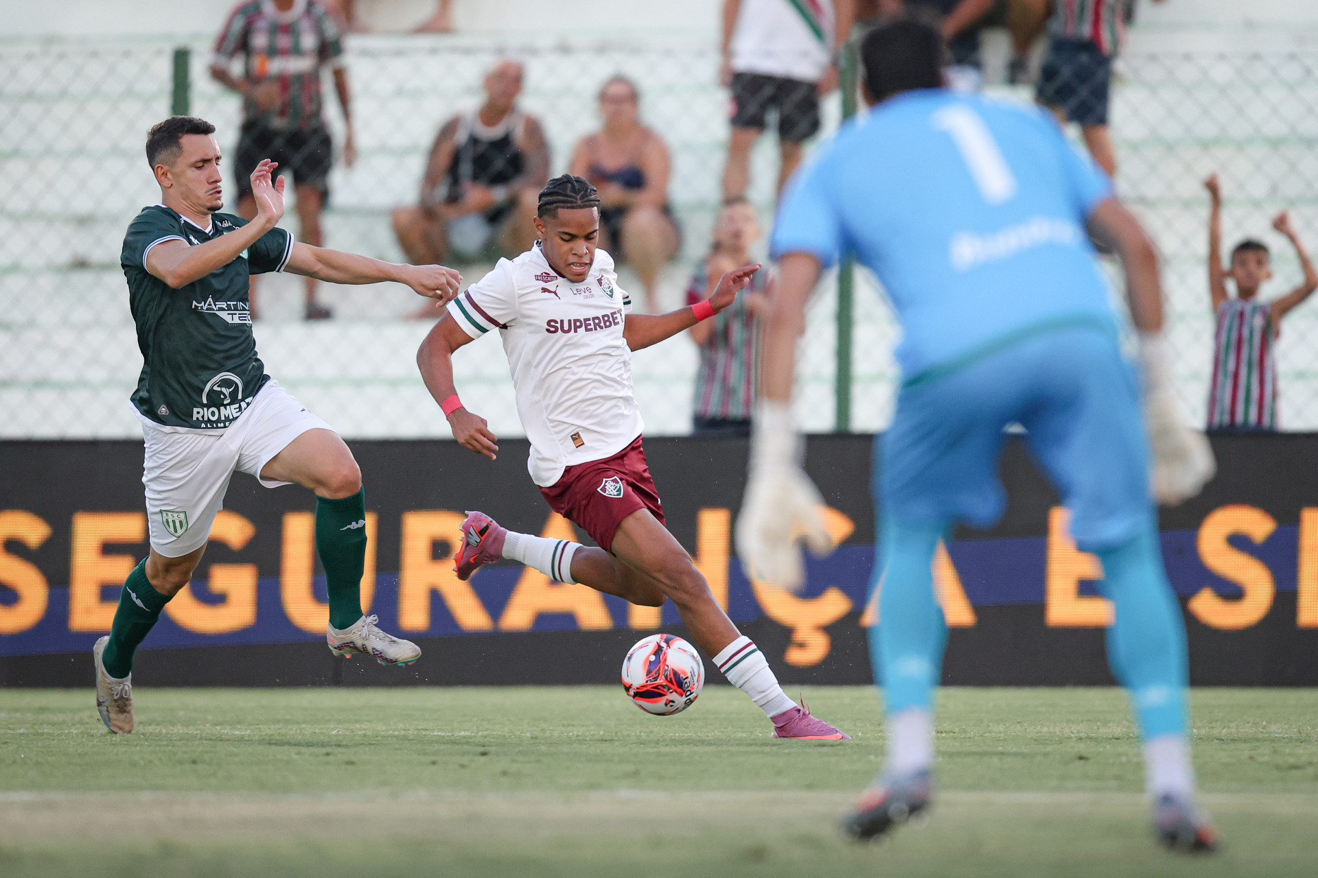 Matheus Reis foi um dos poucos do Fluminense a tentar jogadas - Marcelo Gon&ccedil;alves / Fluminense FC)
