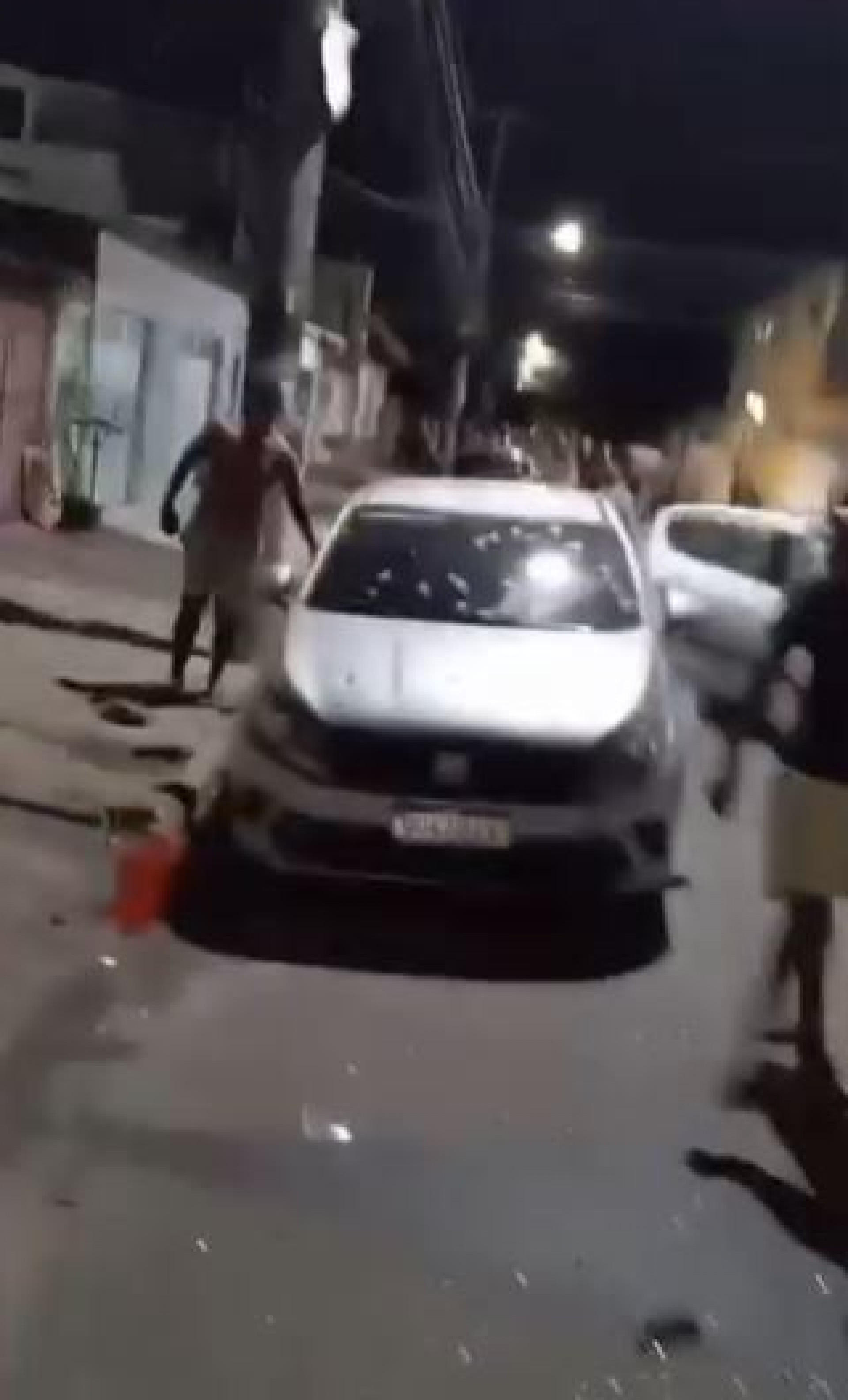 Carros ficaram com diversas marcas de tiros