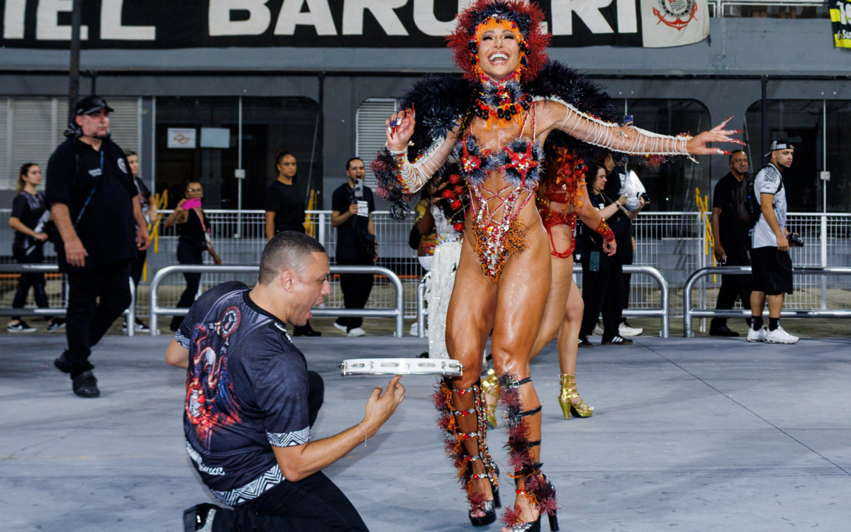 Sabrina Sato durante ensaio da Gavi&otilde;es da Fiel, em S&atilde;o Paulo