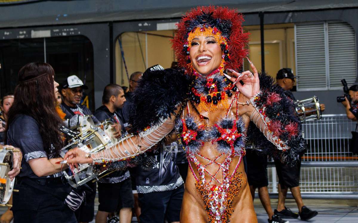 Sabrina Sato durante ensaio da Gavi&otilde;es da Fiel, em S&atilde;o Paulo