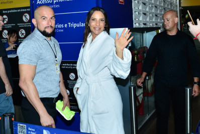 Ivete Sangalo surge de roupão no aeroporto após show