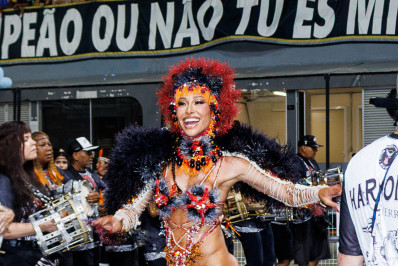 Sabrina Sato usa look ousado em ensaio da Gaviões da Fiel