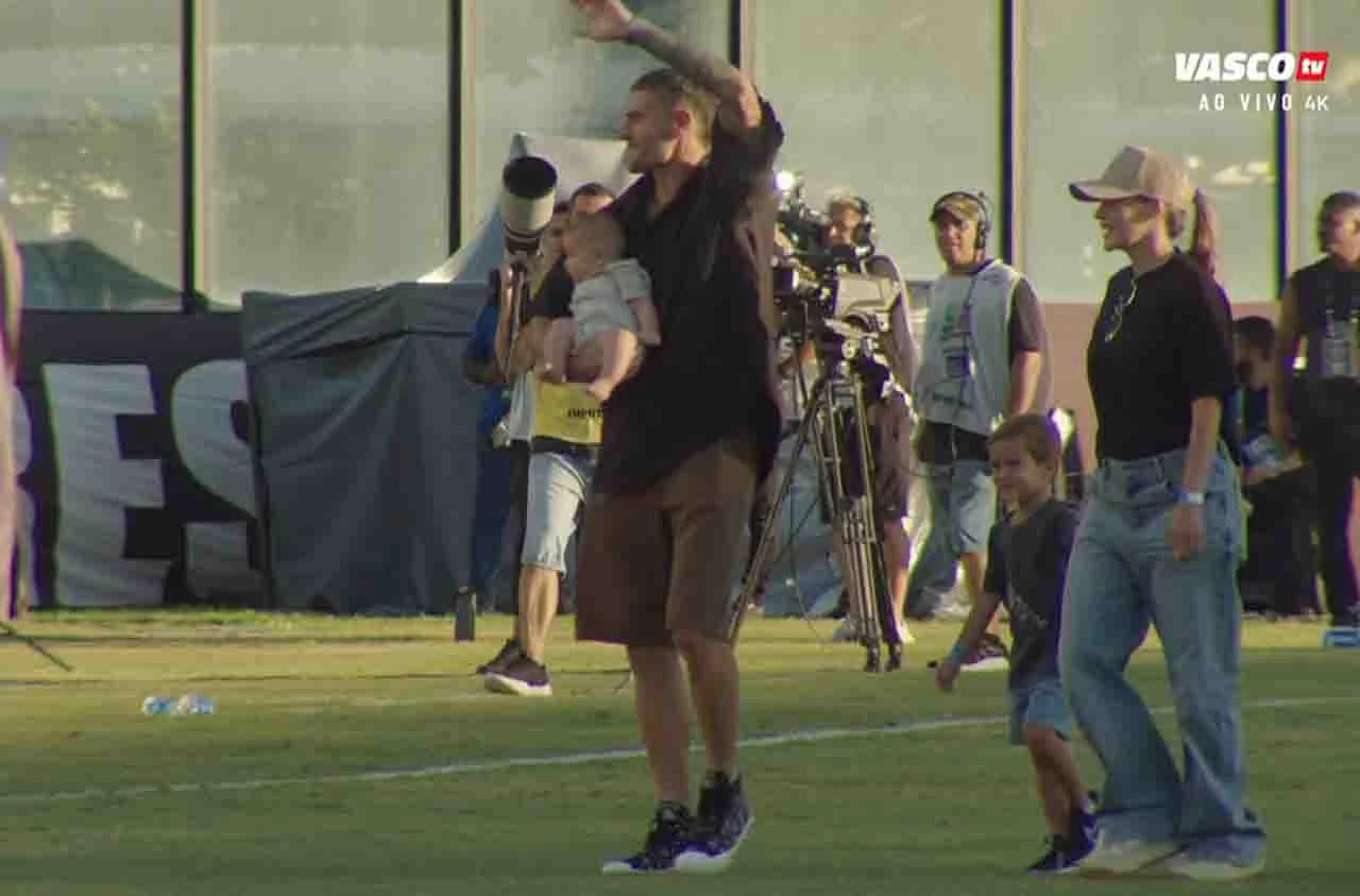 Vegetti é homenageado antes do jogo e se despede do Vasco: 'É difícil'