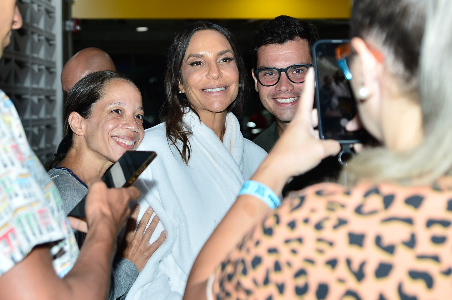 Ivete Sangalo surge de roupão de banho no aeroporto
 - Eduardo Martins / Brazil News