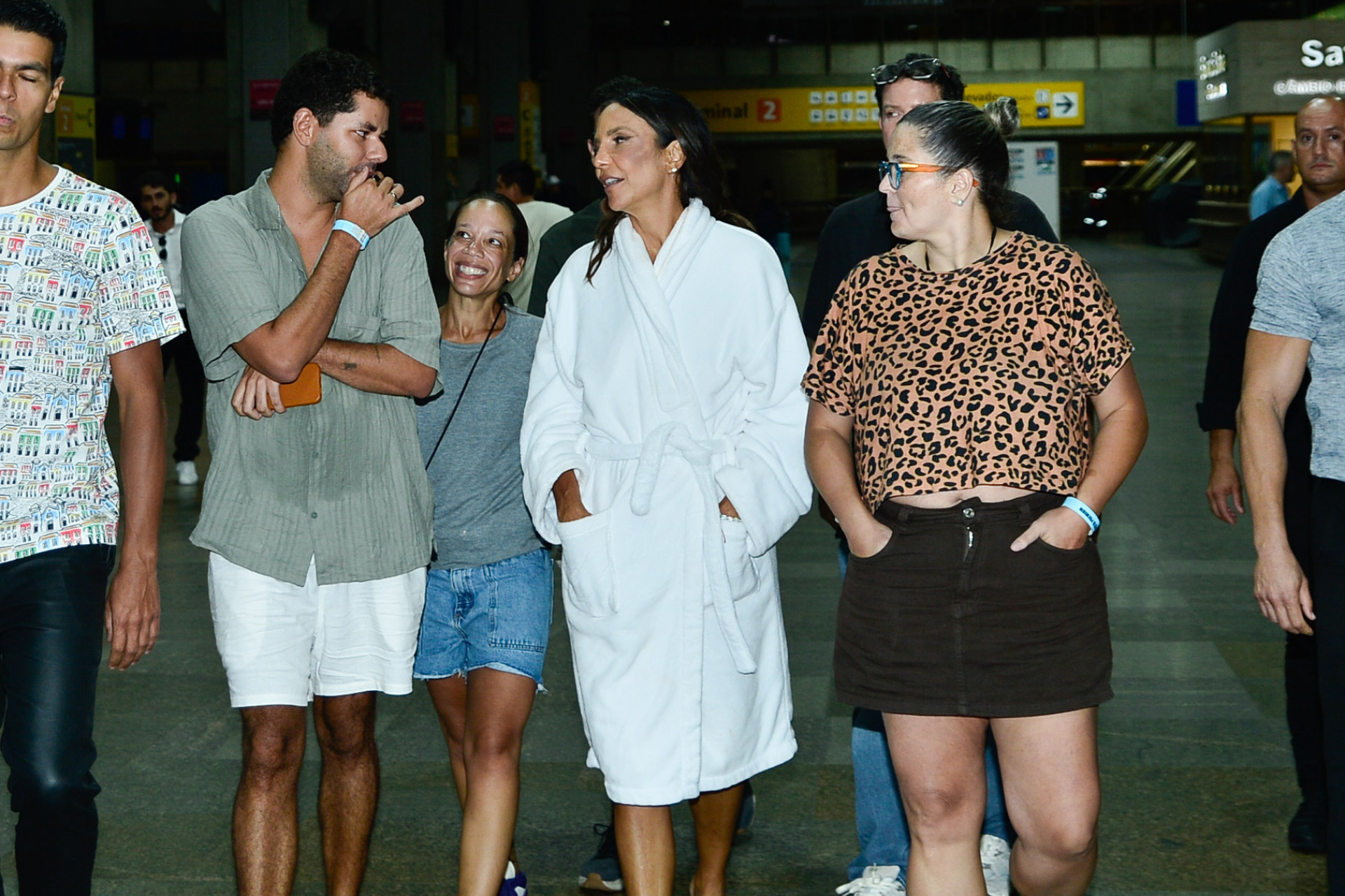 Ivete Sangalo surge de roupão de banho no aeroporto
 - Eduardo Martins / Brazil News