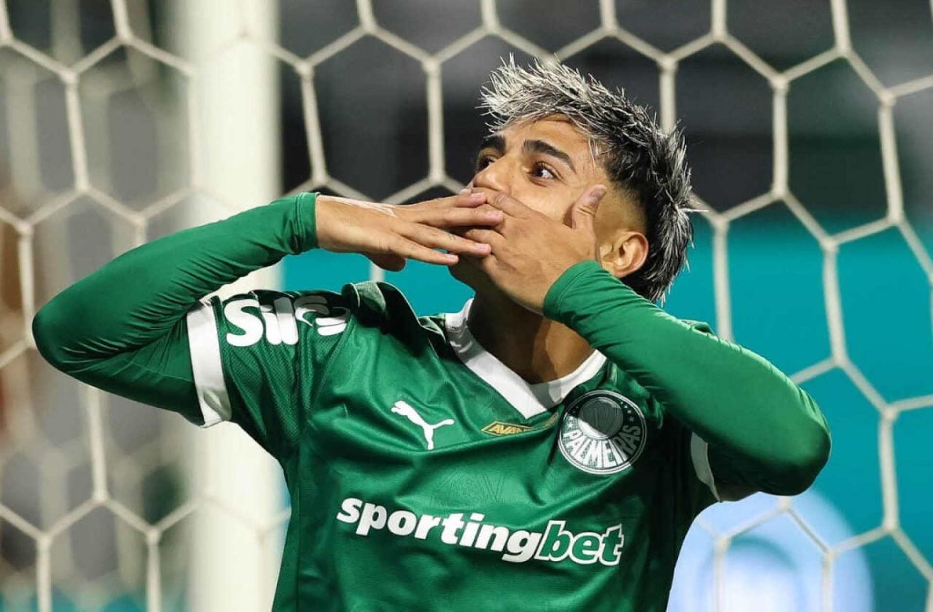 Palmeiras pode abrir espa&ccedil;o no elenco para Almada ou Arias
