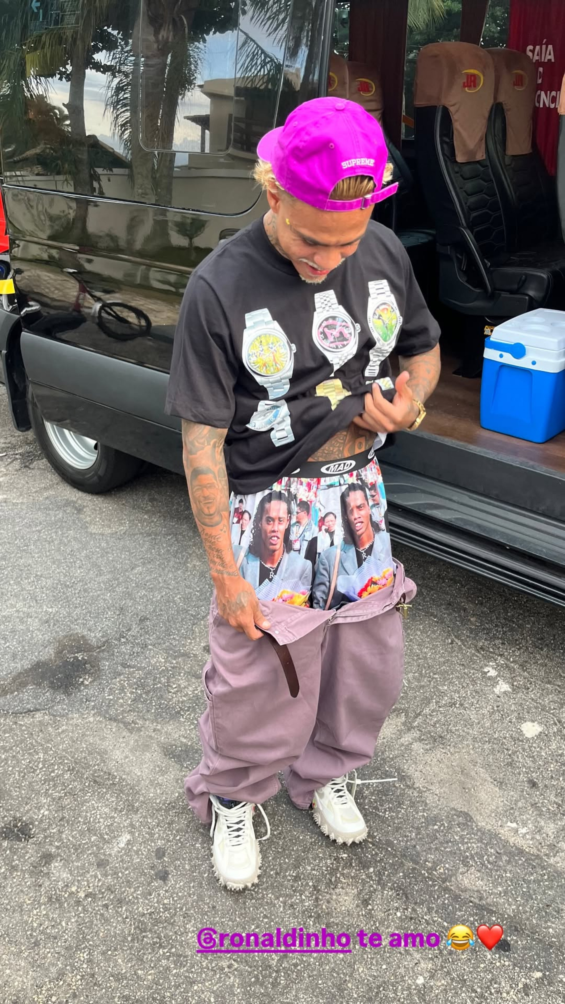 MC Cabelinho surge com cueca do Ronaldinho Gaúcho  - Reprodução / Instagram