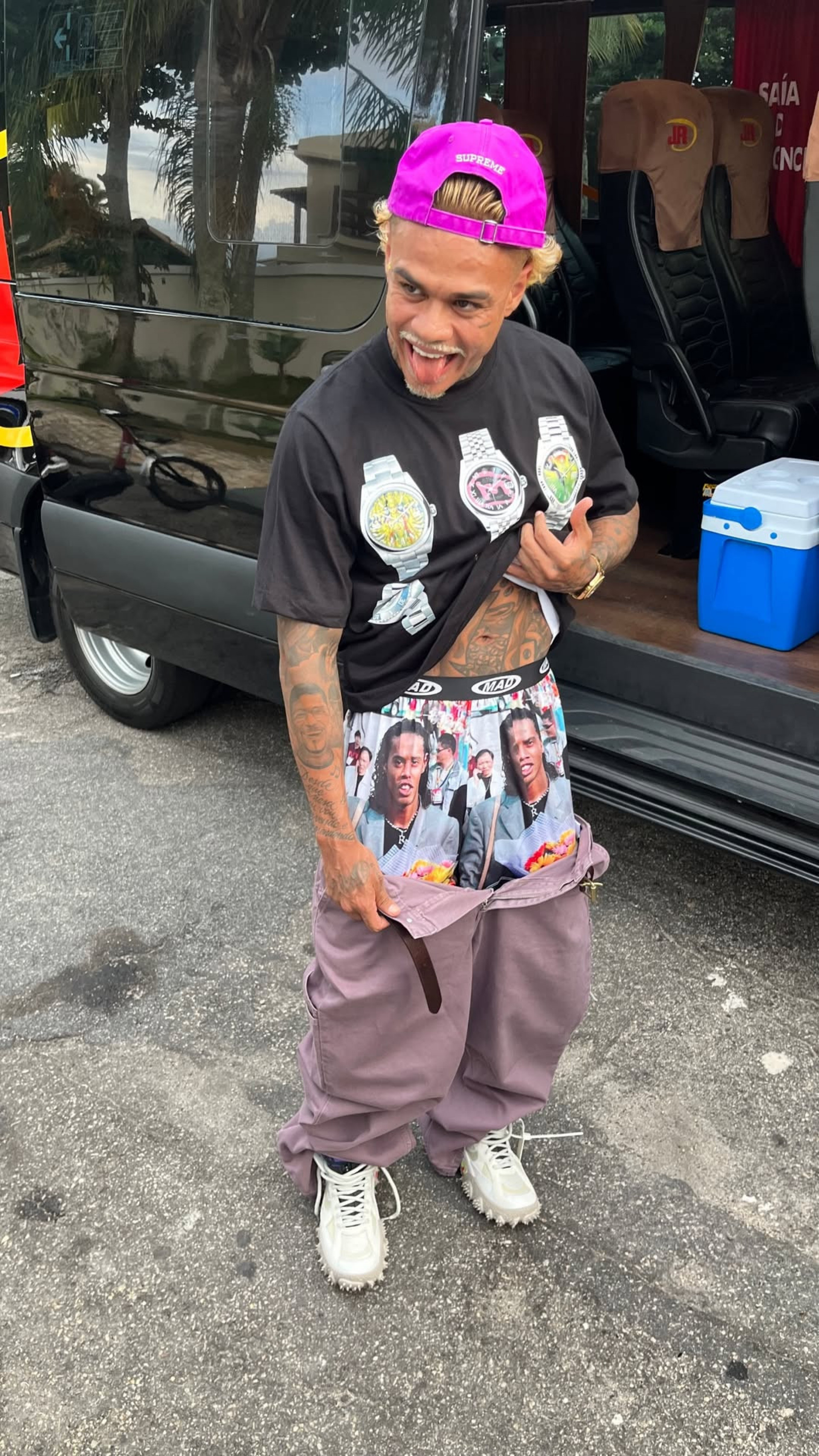 MC Cabelinho surge com cueca do Ronaldinho Gaúcho  - Reprodução / Instagram