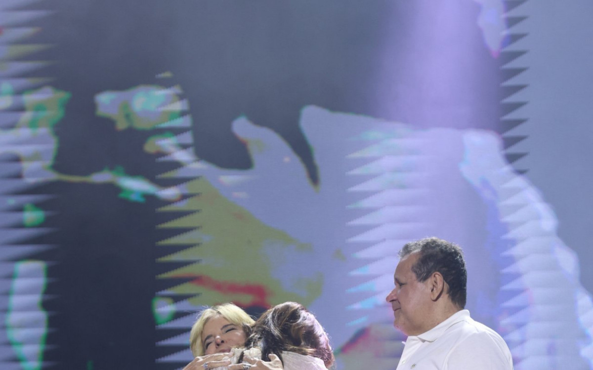 Lauana Prado anuncia gravidez e recebe carinho dos pais