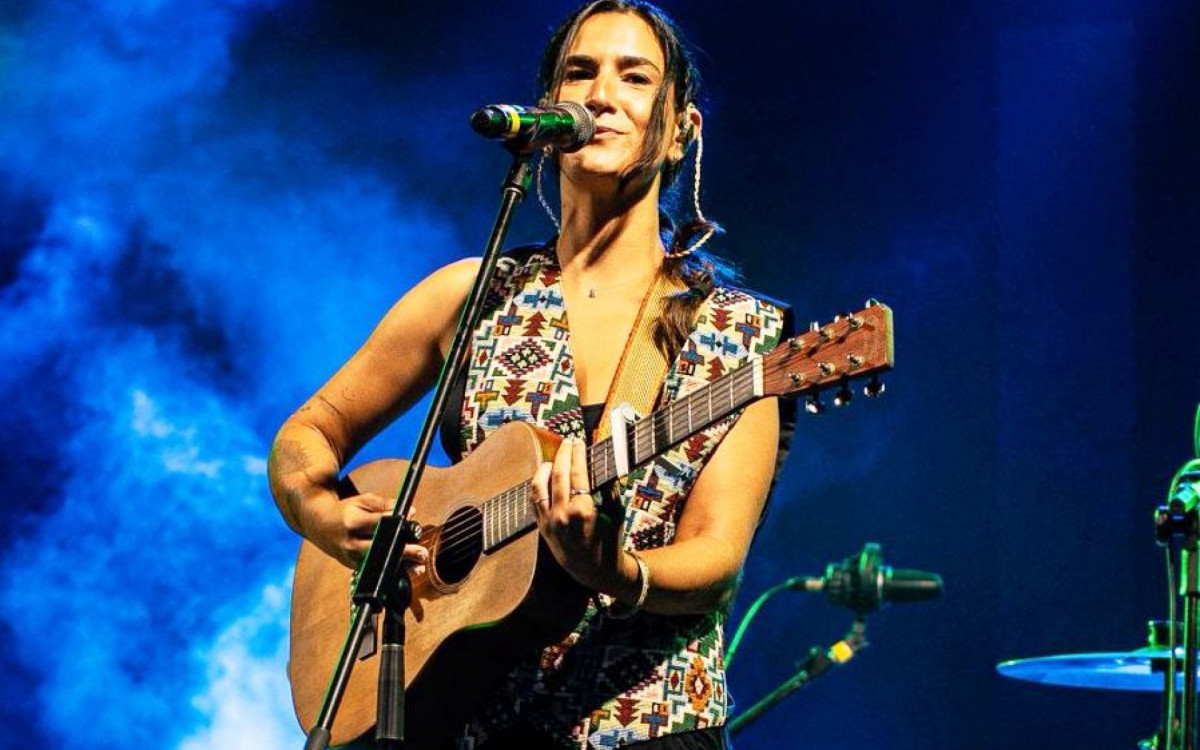 Público ocupa a orla de Barra de São João e transforma o distrito em ponto de encontro no verão