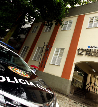 Quatro homens são indiciados por estupro coletivo contra adolescente