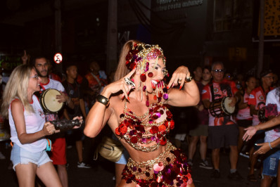 Andrea de Andrade exibe coxas torneadas em ensaio da Porto da Pedra