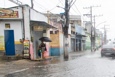 Chuva forte causa queda de árvore e bolsões d'água na Zona Norte