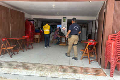 Seop autua quiosque por cobrança ilegal de consumação mínima em Itaipu