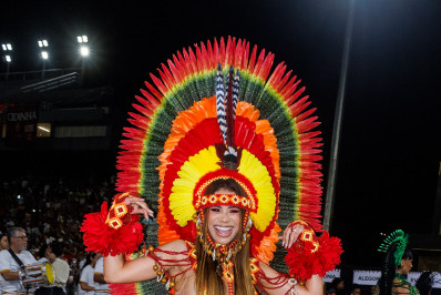 Lexa se esbalda em ensaio técnico da Dragões da Real em São Paulo