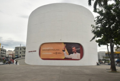 Wagner Moura ganha homenagem no Teatro Raul Cortez, em Caxias