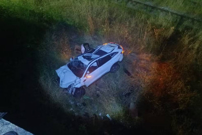 Suspeito fica ferido ao cair com carro em linha férrea durante perseguição na Zona Norte