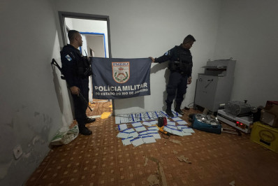 Vídeo: PM prende dois homens em fábrica clandestina de placas de automóveis na Zona Oeste