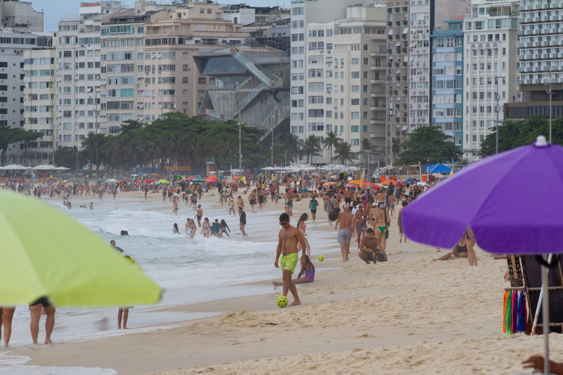 A praia de Copacabana, com seu famoso cal&ccedil;ad&atilde;o, ser&aacute; uma op&ccedil;&atilde;o - &Eacute;rica Martin/Arquivo Ag&ecirc;ncia O Dia
