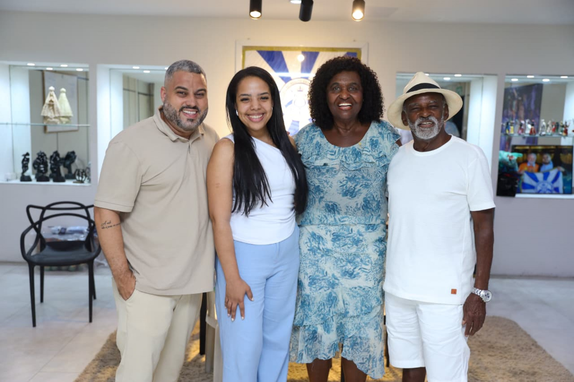 Visita de Antonio Pitanga e Benedita da Silva ao barrac&atilde;o - Acad&ecirc;micos de Niter&oacute;i / Divulga&ccedil;&atilde;o