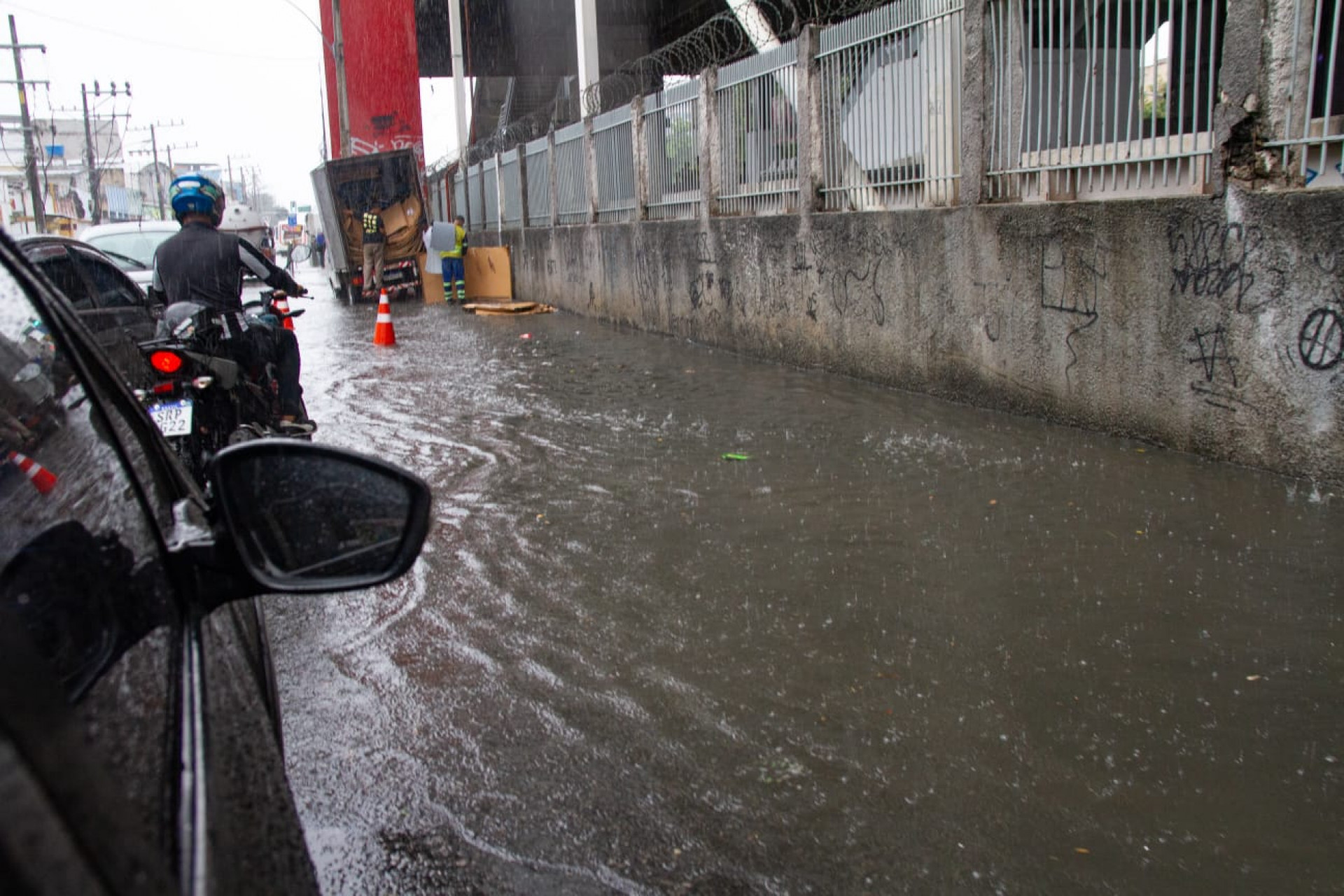 Chuva provocou pontos com bolsões d'água em Bonsucesso - Érica Martin / Agência O Dia
