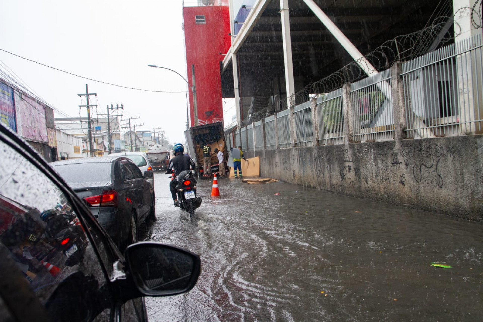 Chuva provocou pontos com bolsões d'água em Bonsucesso - Érica Martin / Agência O Dia