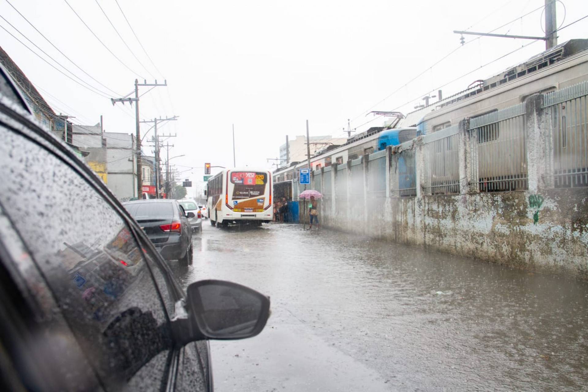 Chuva provocou pontos com bolsões d'água em Bonsucesso - Érica Martin / Agência O Dia