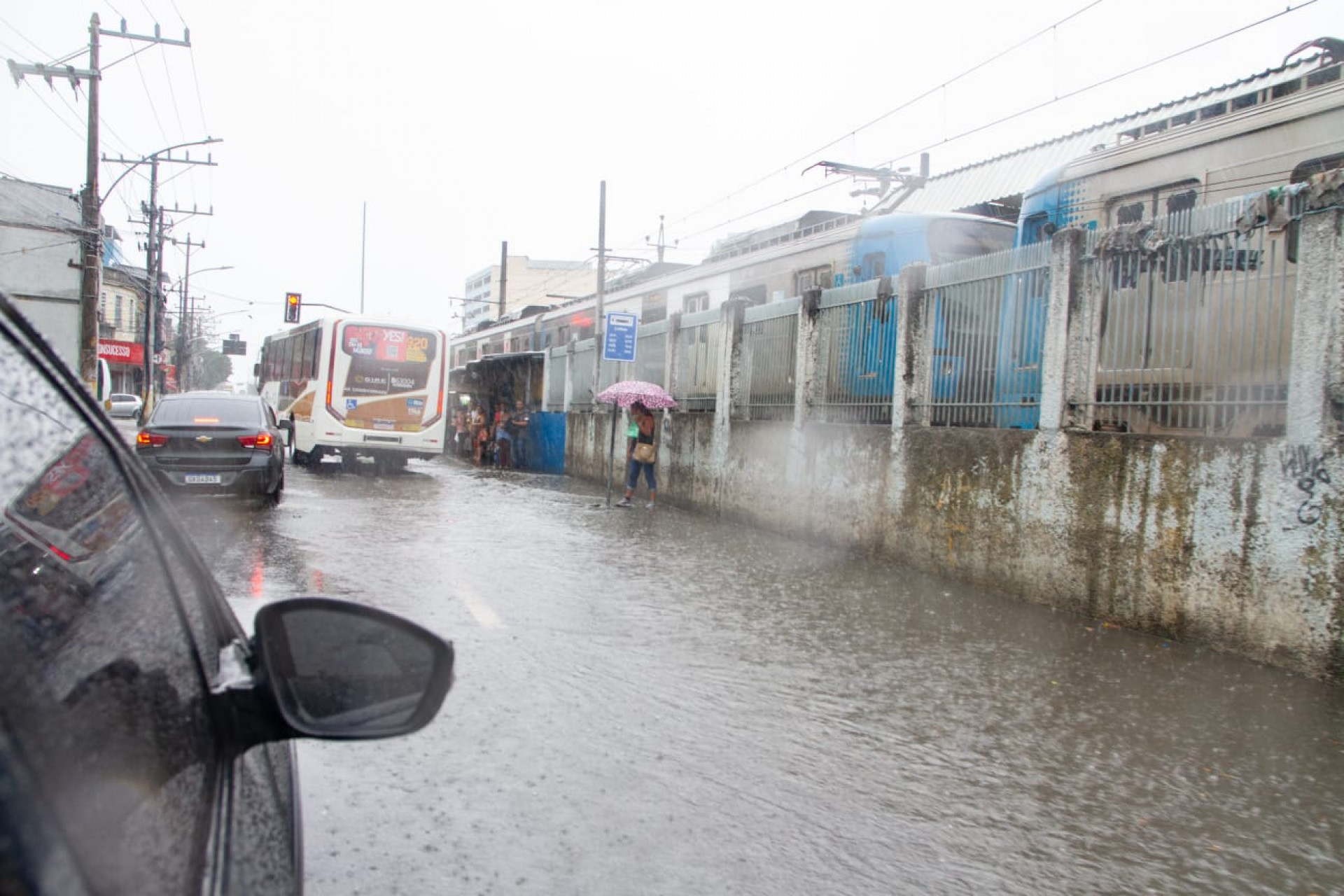 Chuva provocou pontos com bolsões d'água em Bonsucesso - Érica Martin / Agência O Dia