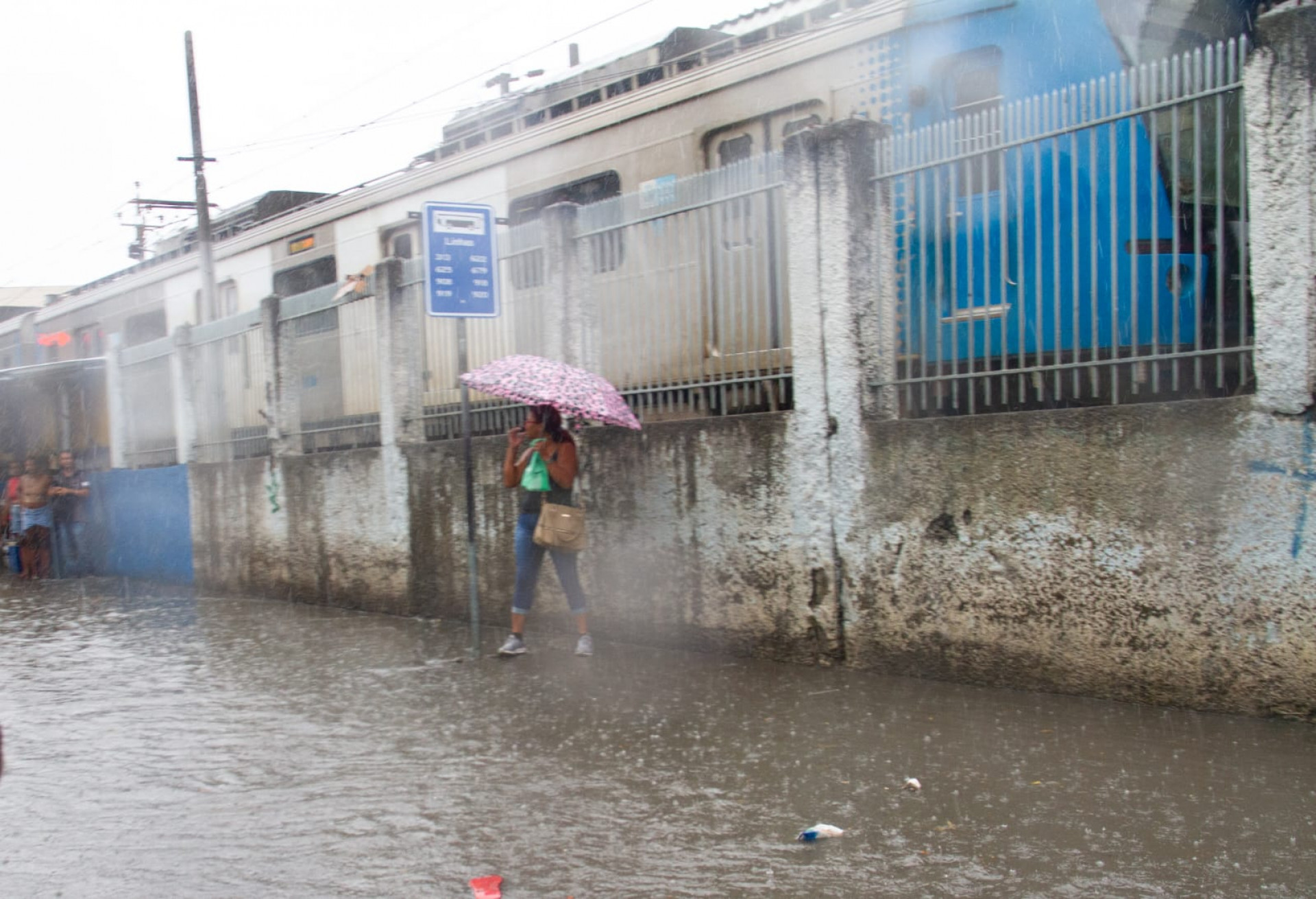 Chuva provocou pontos com bolsões d'água em Bonsucesso - Érica Martin / Agência O Dia